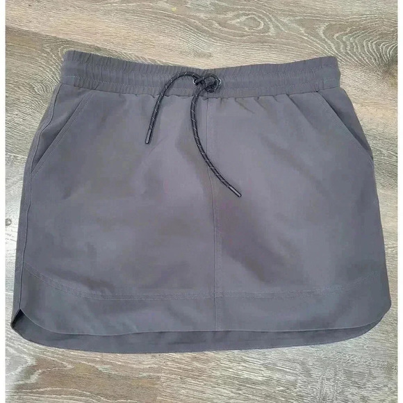 Hi-Tec Womens Gray Skirt‎ with built-in shorts size medium - Picture 1 of 5